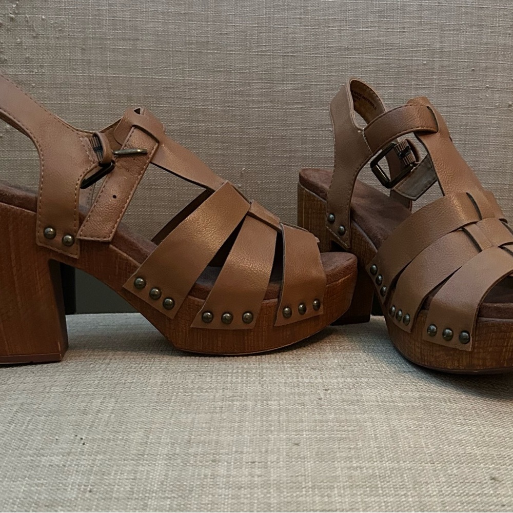 Platform sandals . Size 8